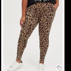 NWT TORRID PREMIUM LEGGING LEOPARD PRINT PATCH POCKET SIZE 4X